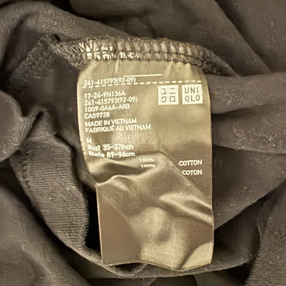 Uniqlo Black Tee - Picture 6 of 6